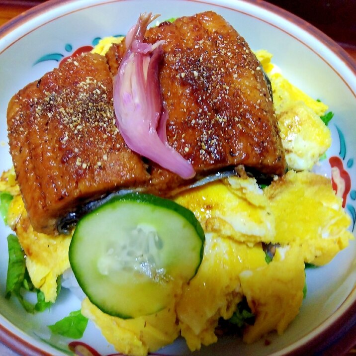 夏に食べたい✿⁠鰻たま野菜丼